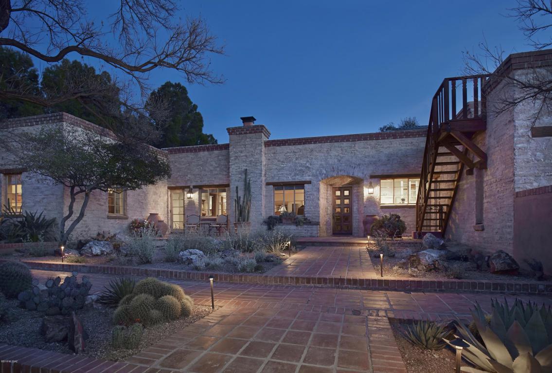 4718 N Camino Corto